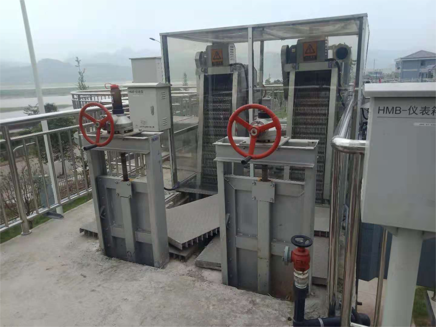 ?山東地衛環?？萍加邢薰敬蛟旄咝Щ剞D式格柵除污機